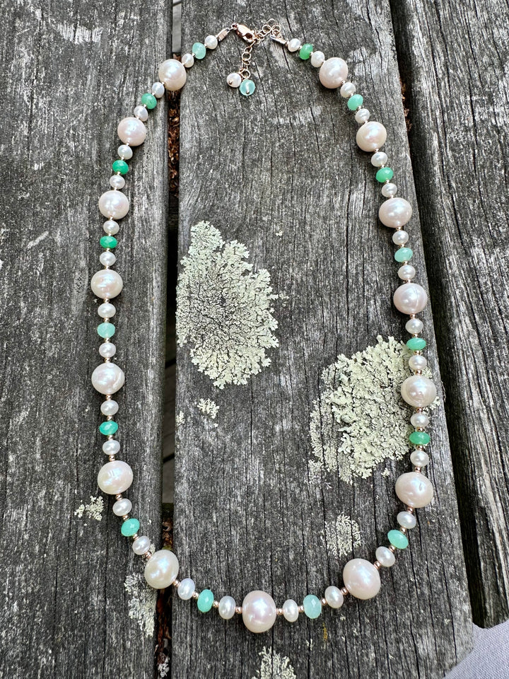 White freshwater pearl and chrysoprase necklace