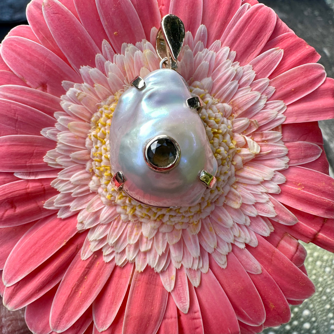 Baroque freshwater pearl pendant