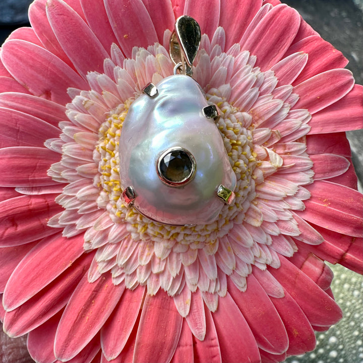 Baroque freshwater pearl pendant