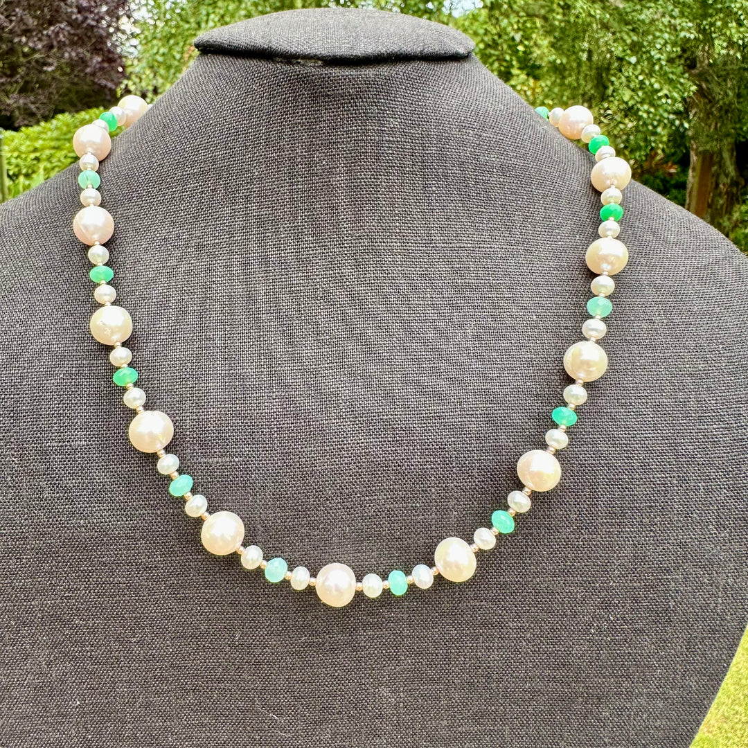 White freshwater pearl and chrysoprase necklace