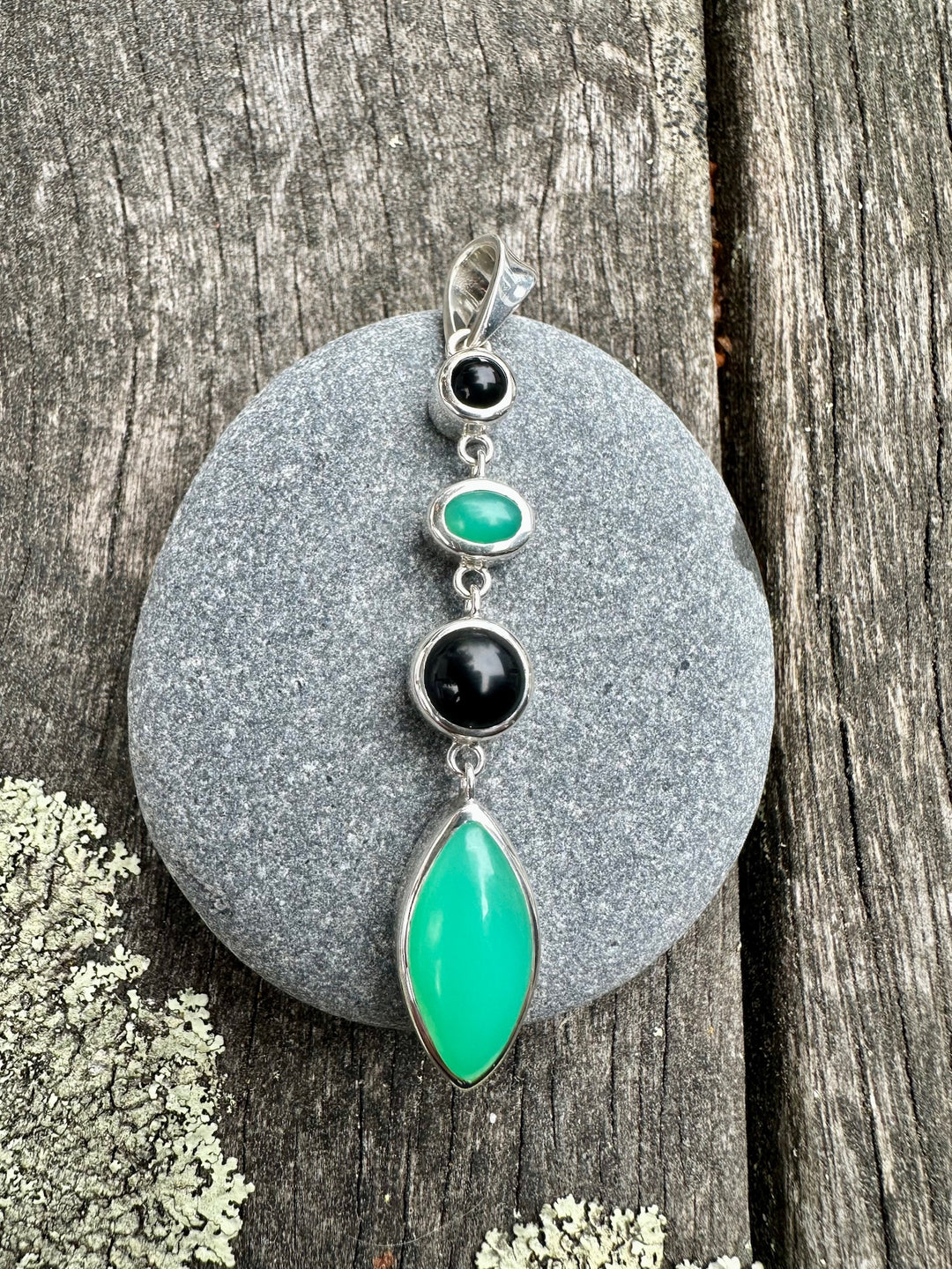Chrysoprase & onyx pendant