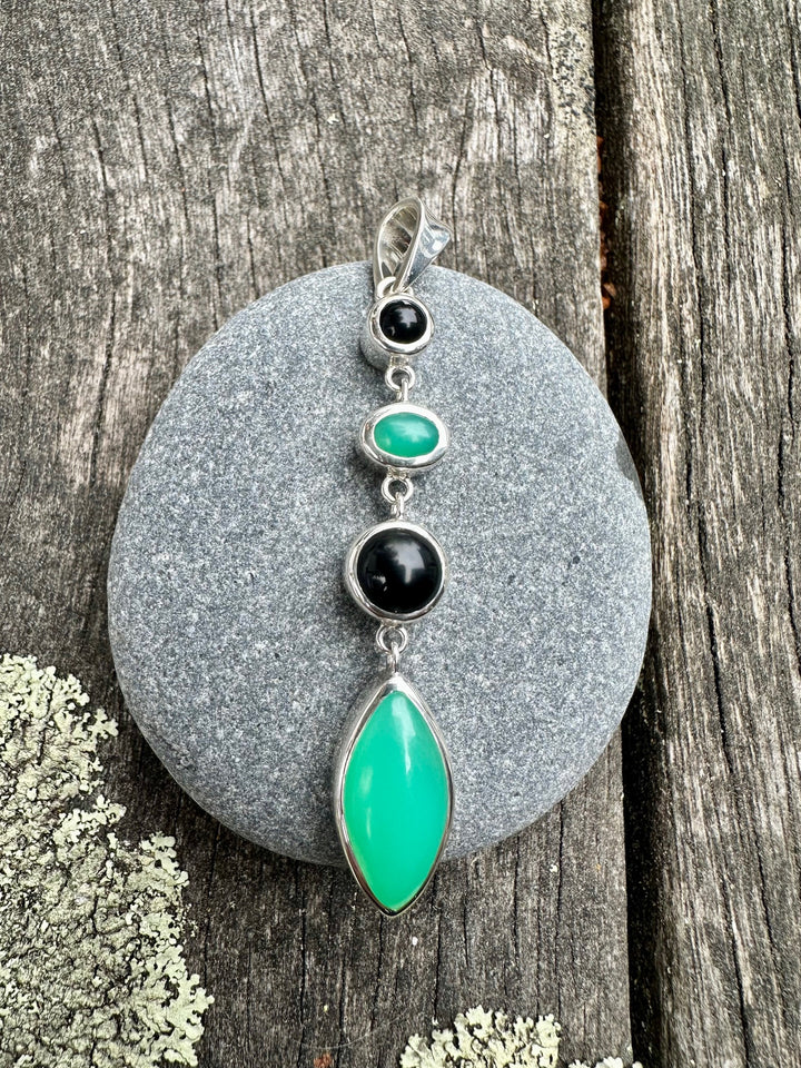 Chrysoprase & onyx pendant