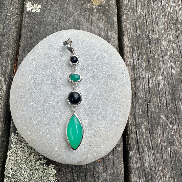 Chrysoprase & onyx pendant