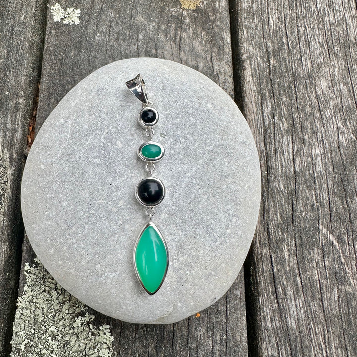 Chrysoprase & onyx pendant