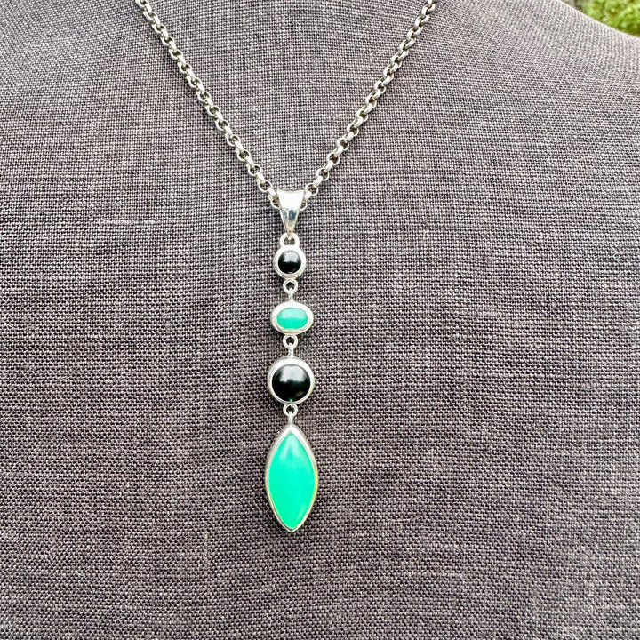 Chrysoprase & onyx pendant