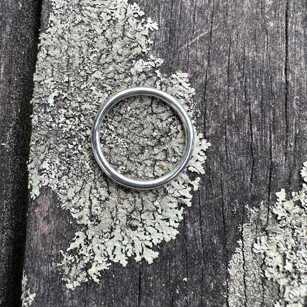 9 carat white gold ring