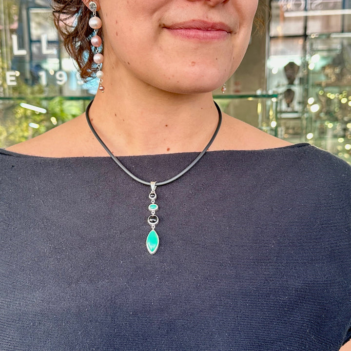 Chrysoprase & onyx pendant