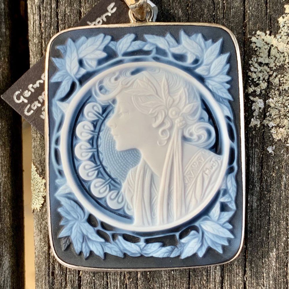 German Hard Stone Cameo Pendant, Laurel Woman