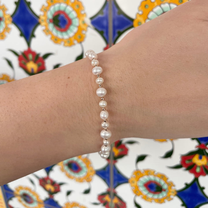 White freshwater pearl bracelet