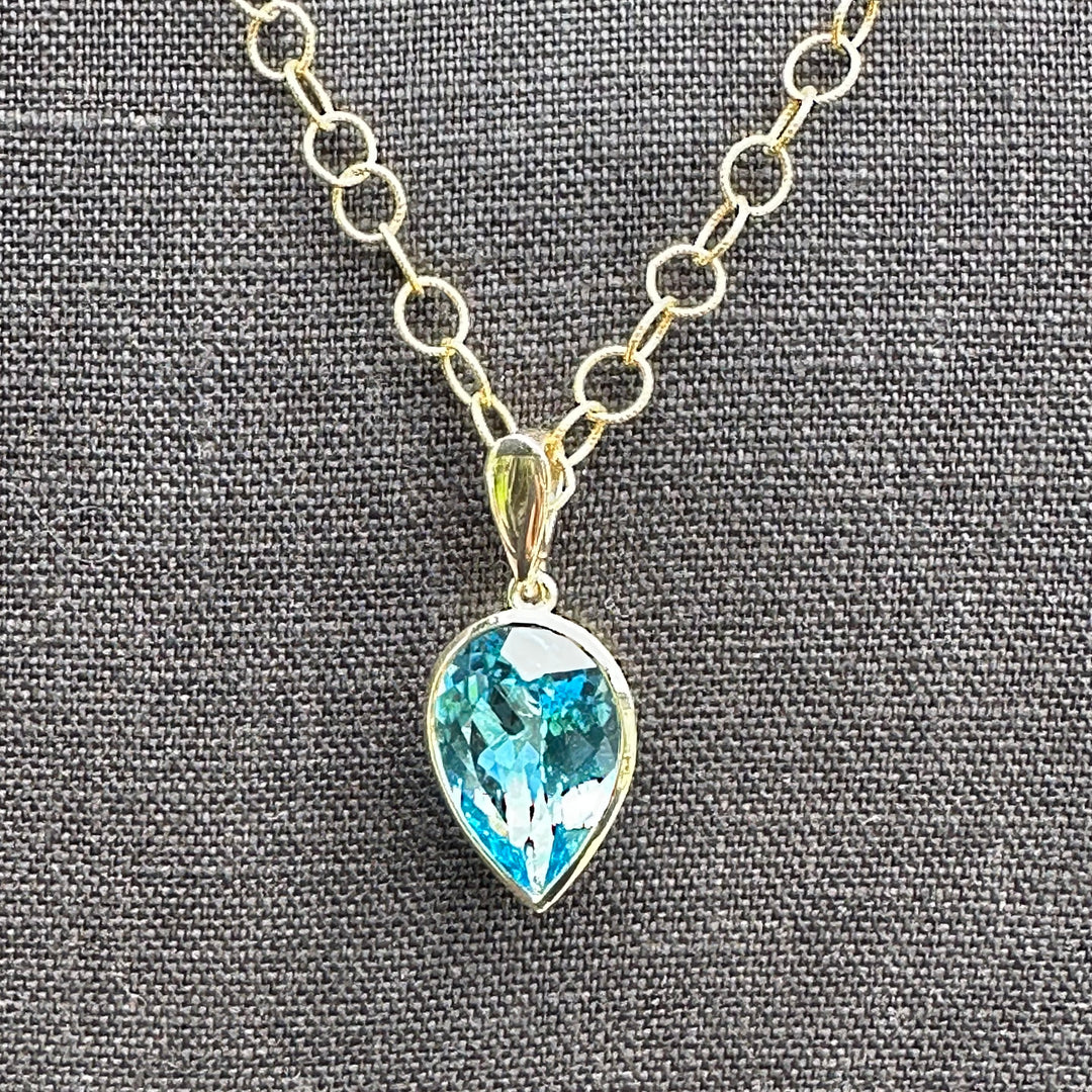 9.73 ct Swiss Blue topaz pendant