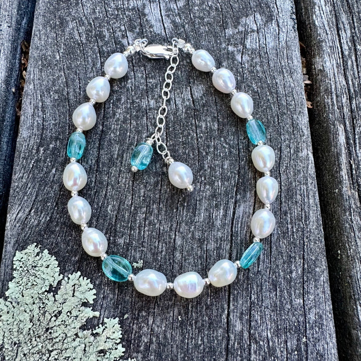 Apatite and freshwater pearl bracelet