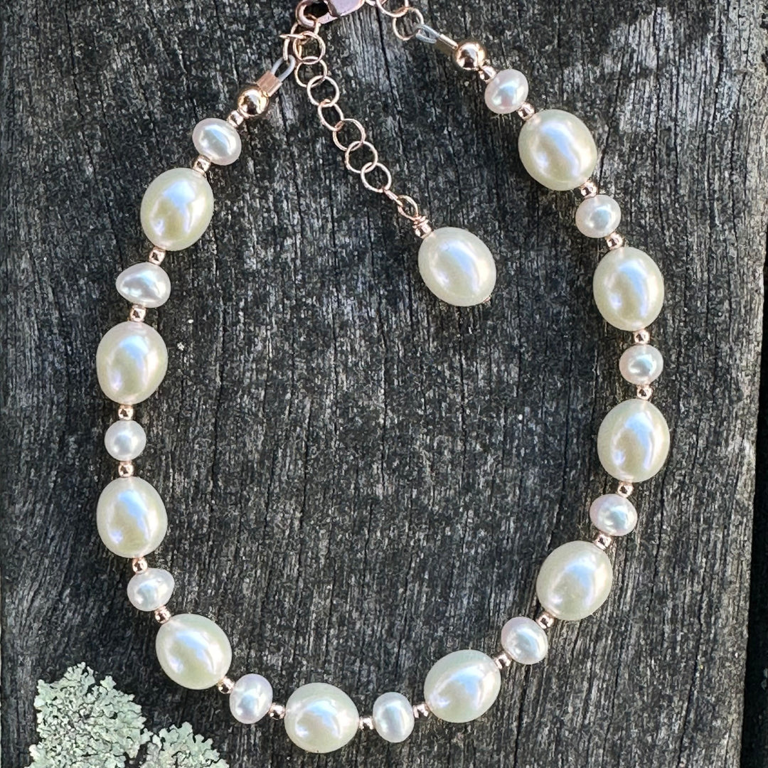 White freshwater pearl bracelet