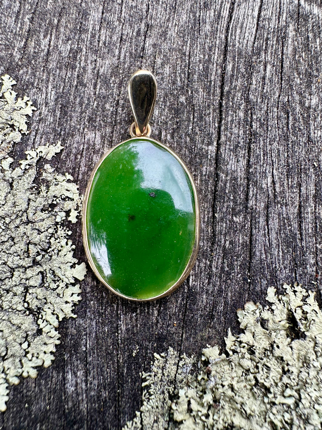 9 carat gold Large oval pounamu pendant