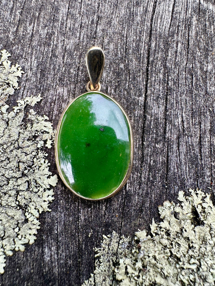 9 carat gold Large oval pounamu pendant