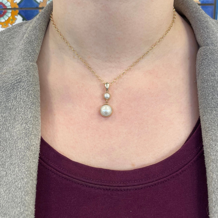 White freshwater pearl pendant