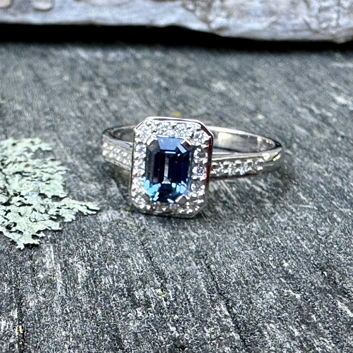 Ceylonese sapphire and diamond ring