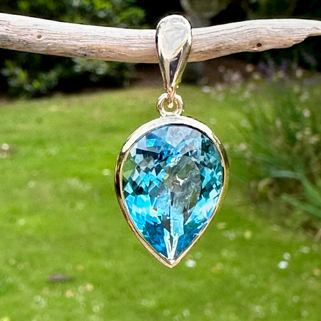 9.73 ct Swiss Blue topaz pendant