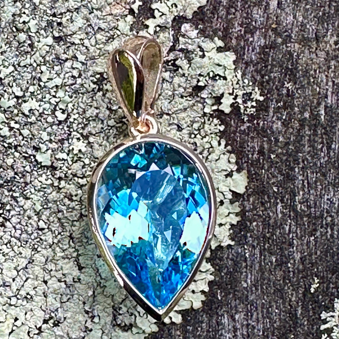 9.73 ct Swiss Blue topaz pendant