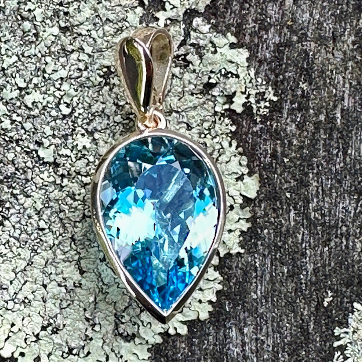 9.73 ct Swiss Blue topaz pendant