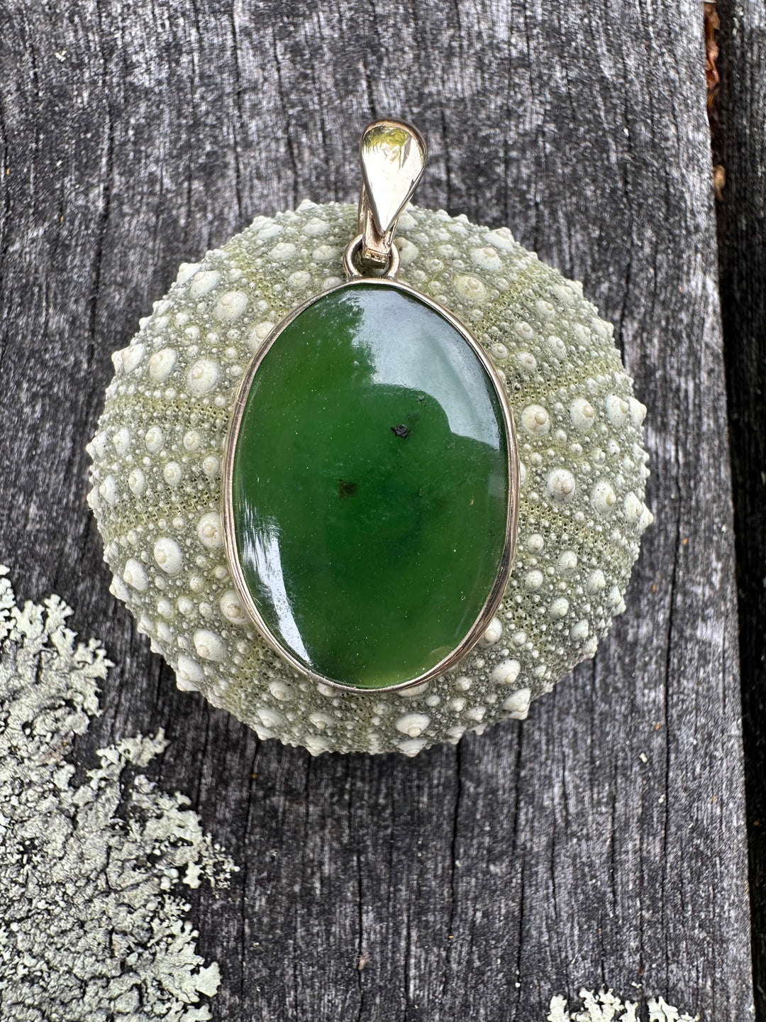 9 carat gold Large oval pounamu pendant