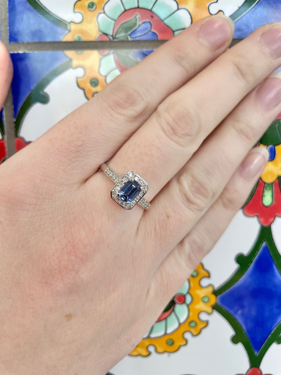 Ceylonese sapphire and diamond ring