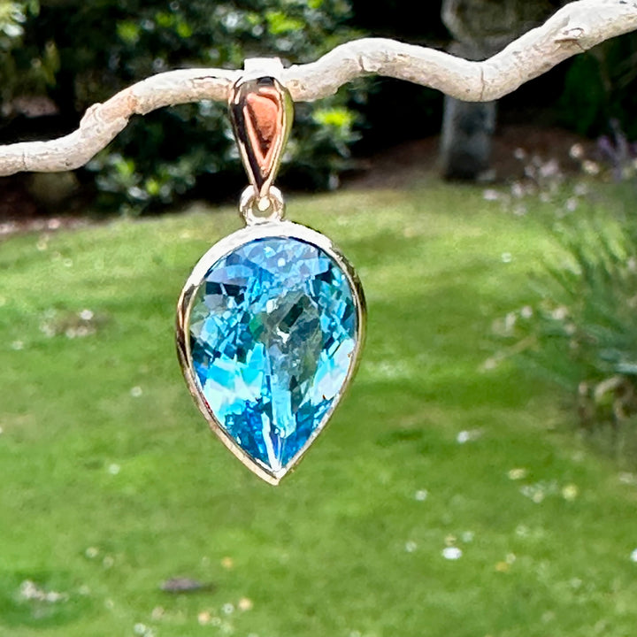 9.73 ct Swiss Blue topaz pendant