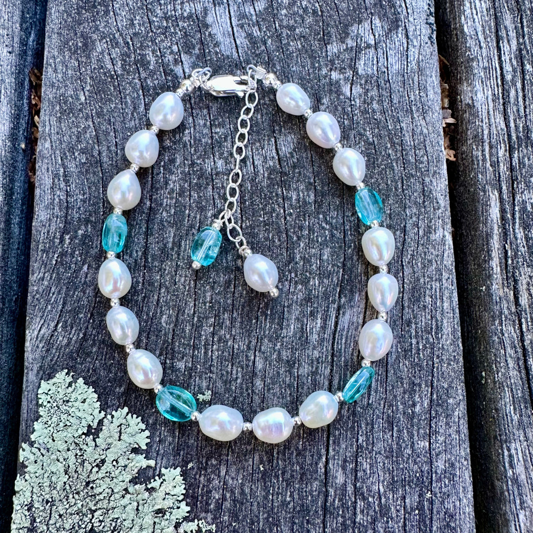 Apatite and freshwater pearl bracelet