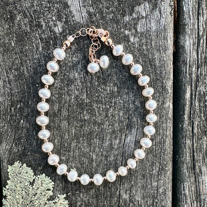 White freshwater pearl bracelet