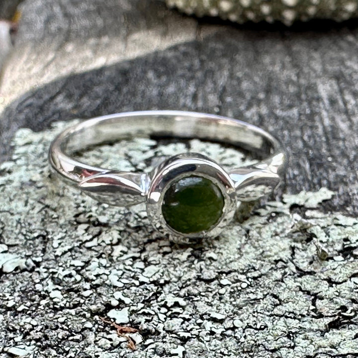 9ct White Gold New Zealand greenstone Amore ring