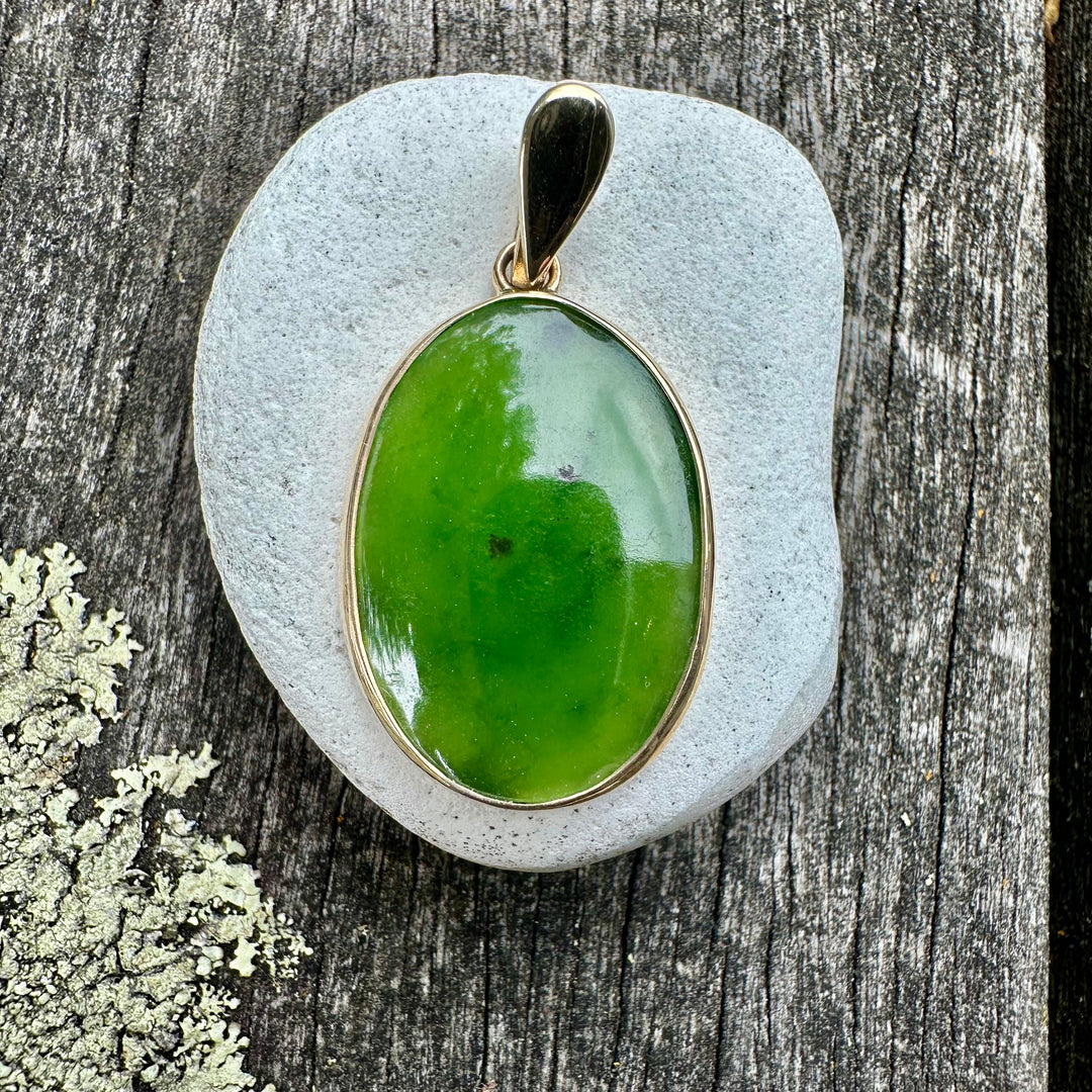 9 carat gold Large oval pounamu pendant