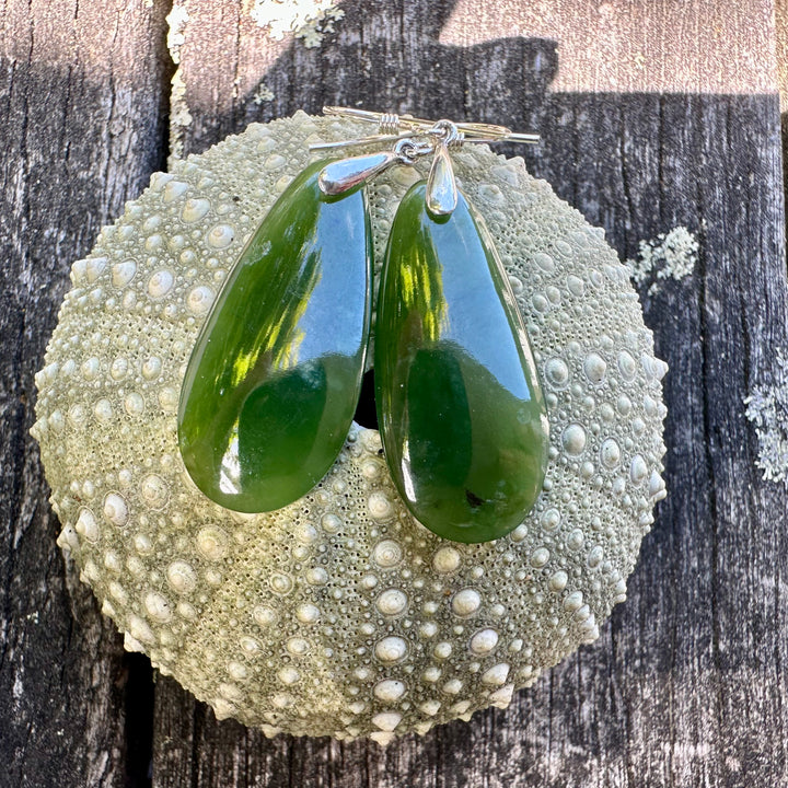 Small kawa kawa greenstone earrings