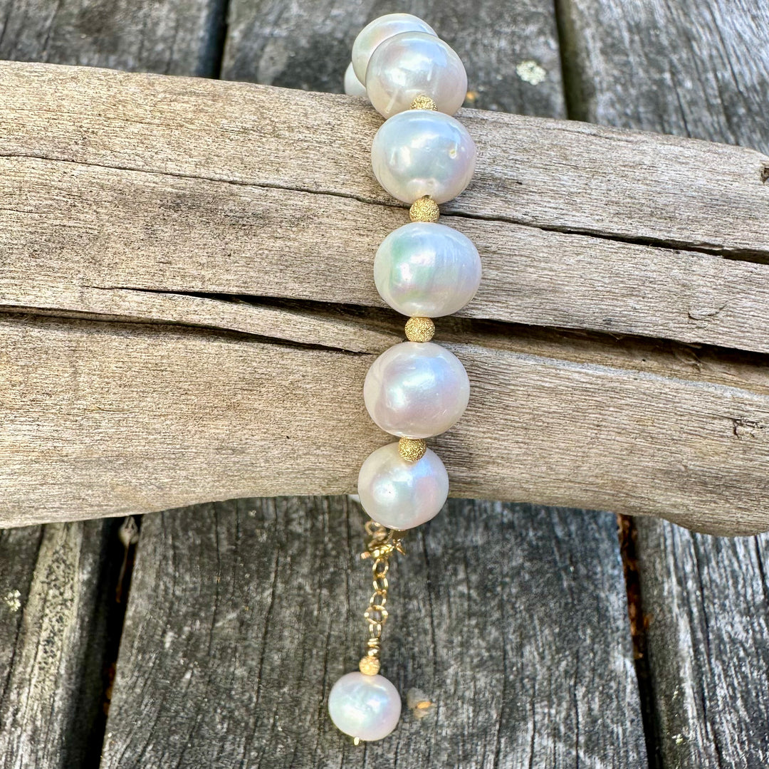 White freshwater pearl bracelet