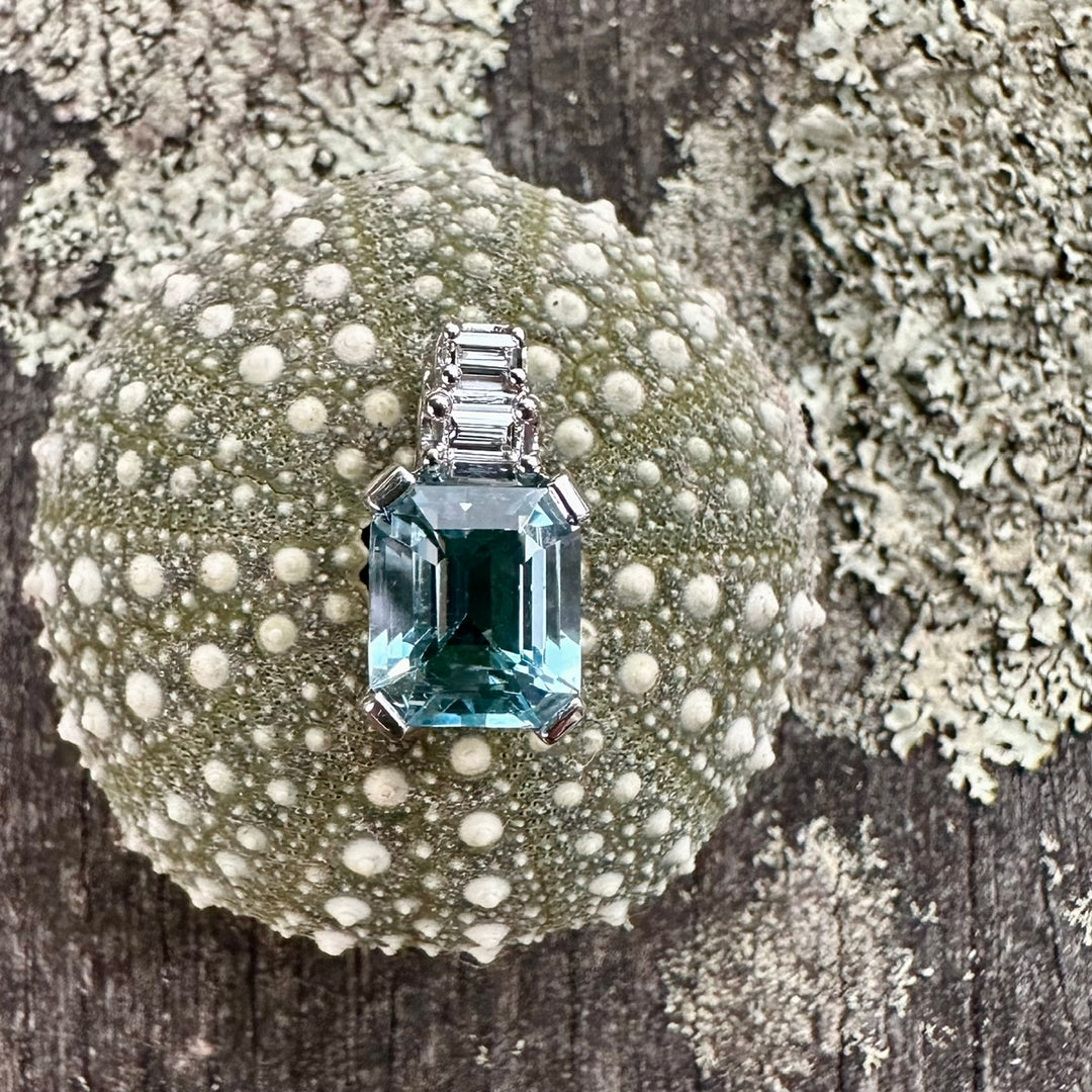 2.69ct aquamarine emerald cut pendant