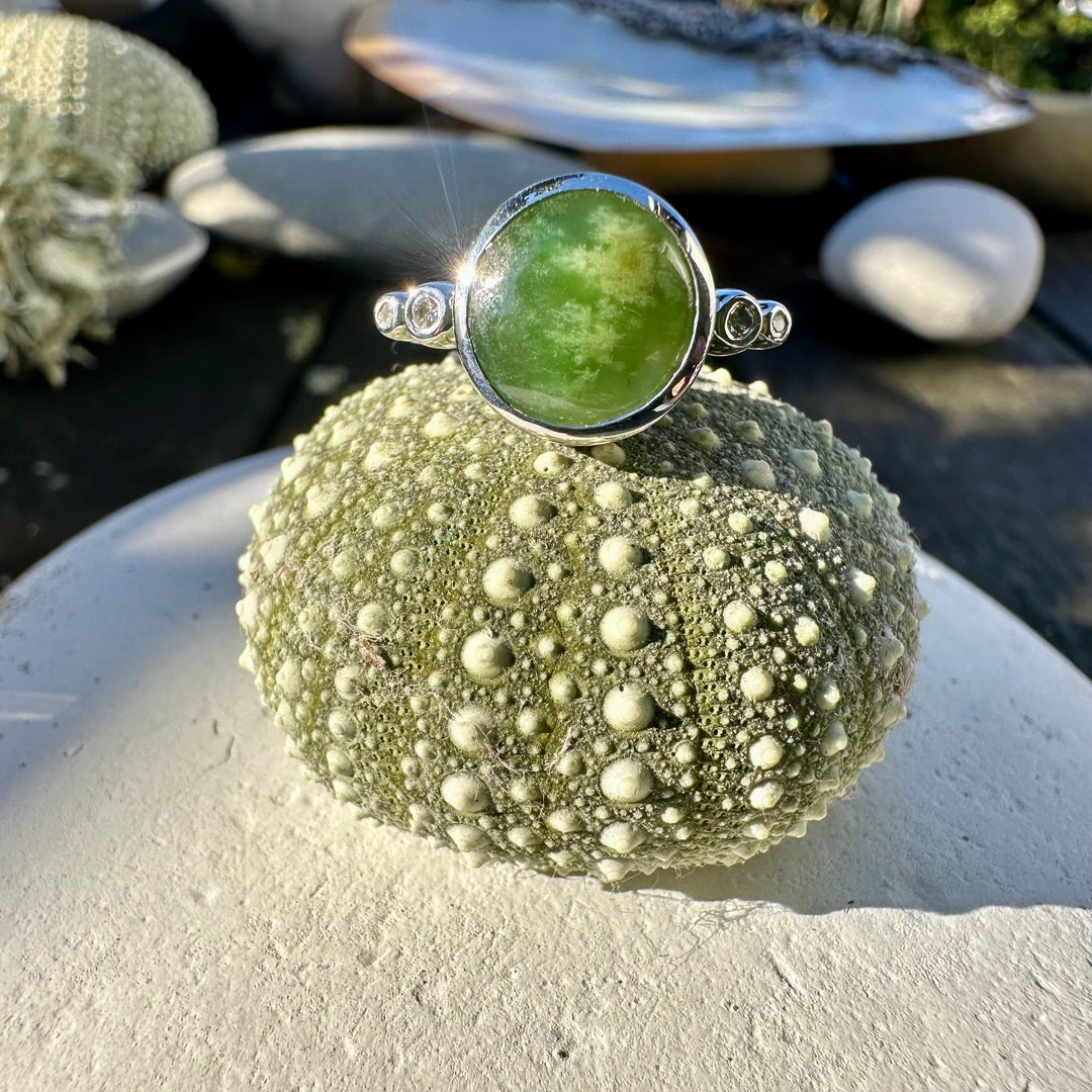Tui ring 9 carat white gold