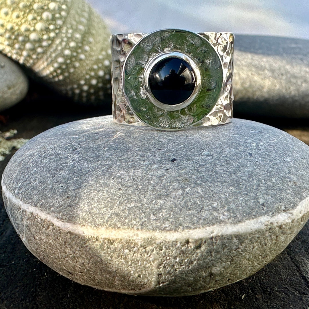 Black onyx in a hammered band