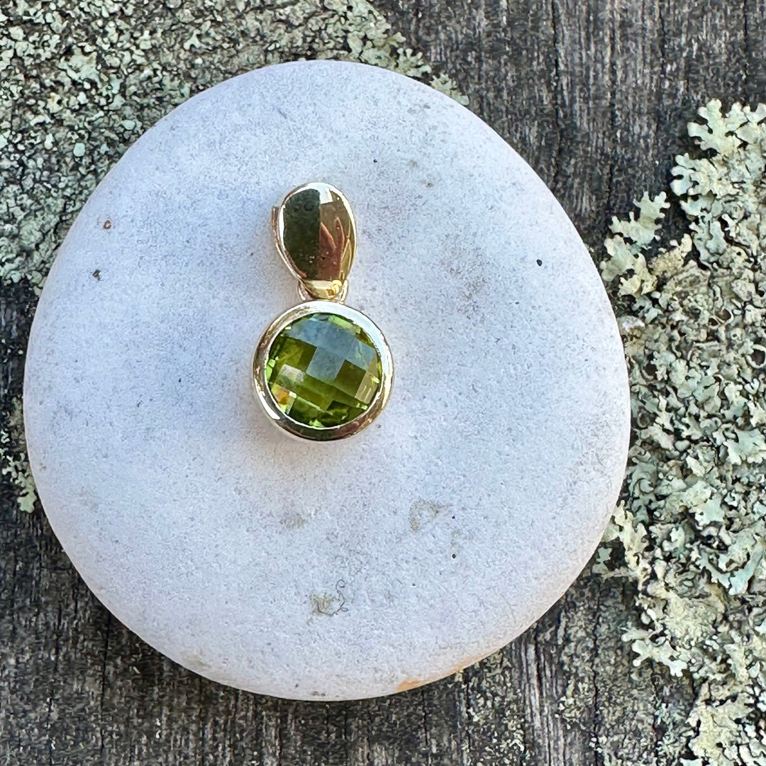 Cushion cut peridot pendant