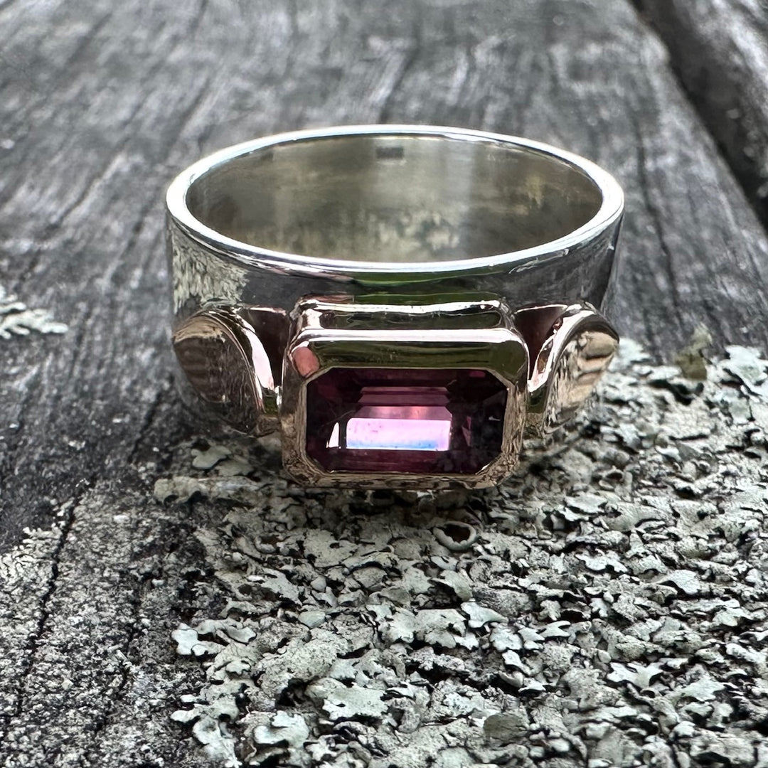 Rhodolite garnet Amore ring
