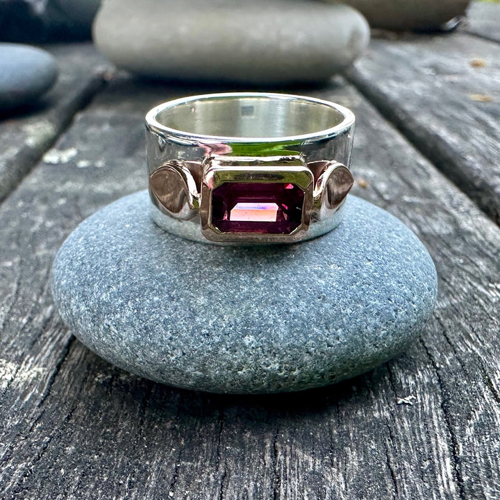 Rhodolite garnet Amore ring