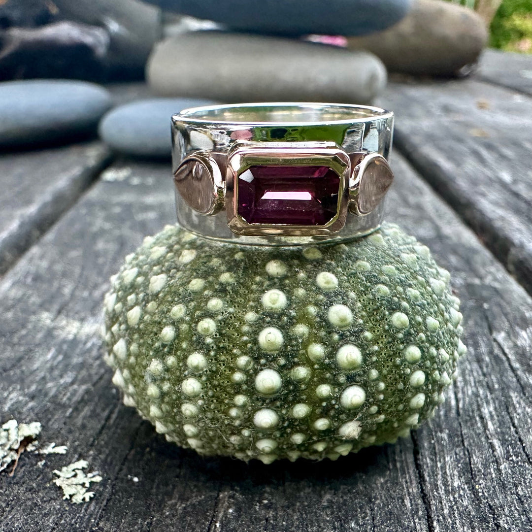 Rhodolite garnet Amore ring