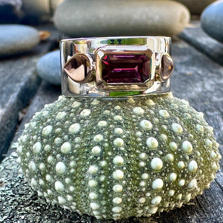 Rhodolite garnet Amore ring