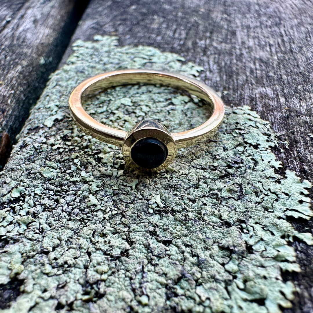 Fine 9 carat gold pounamu ring