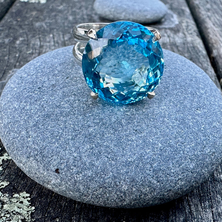 22.85 ct Swiss blue topaz ring