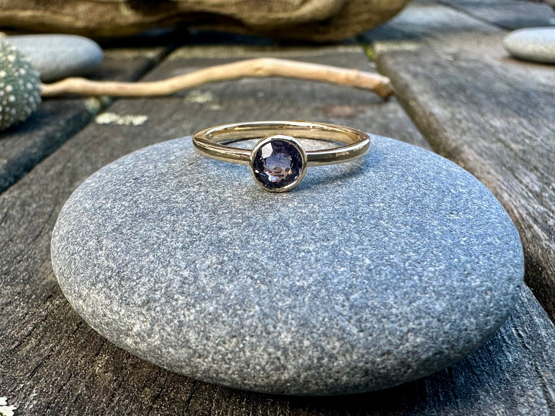 Purple spinel ring
