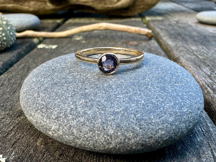 Purple spinel ring