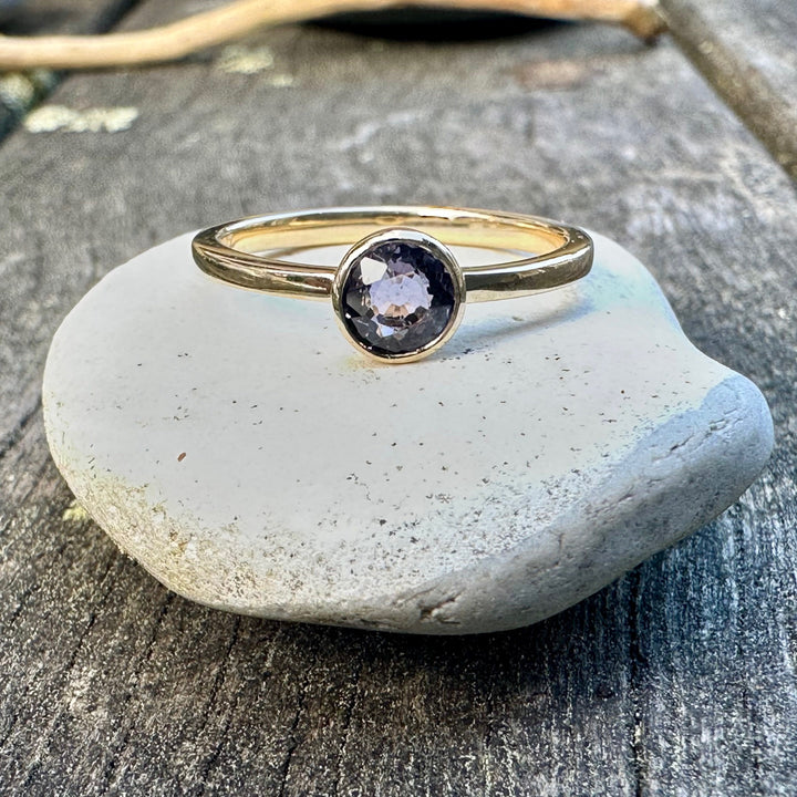 Purple spinel ring
