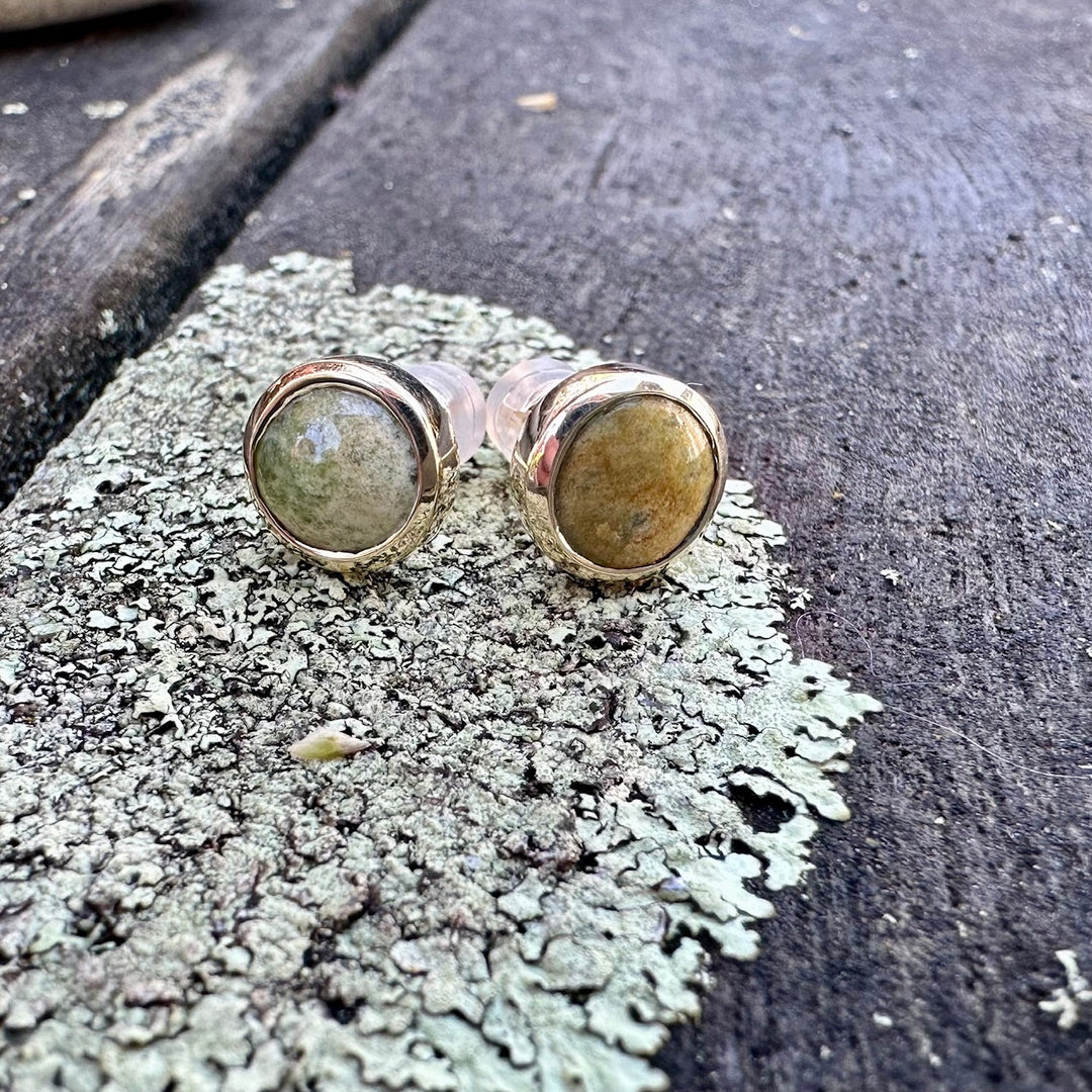 9CY 7.5mm pounamu studs