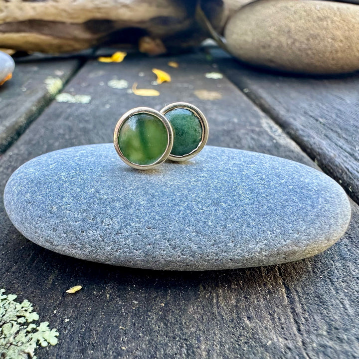 9CY 7.5mm pounamu studs