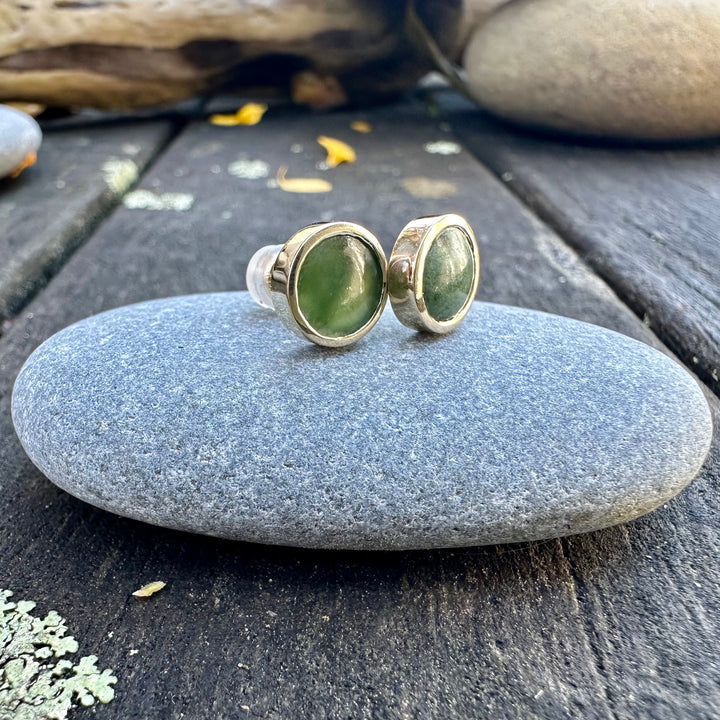 9CY 7.5mm pounamu studs