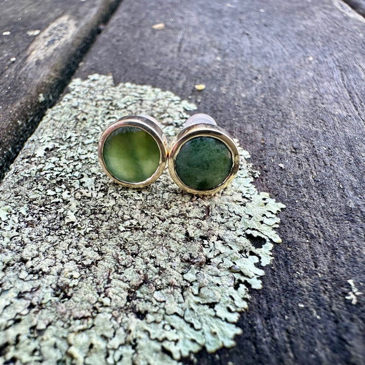 9CY 7.5mm pounamu studs