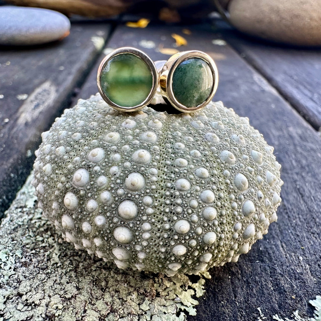 9CY 7.5mm pounamu studs
